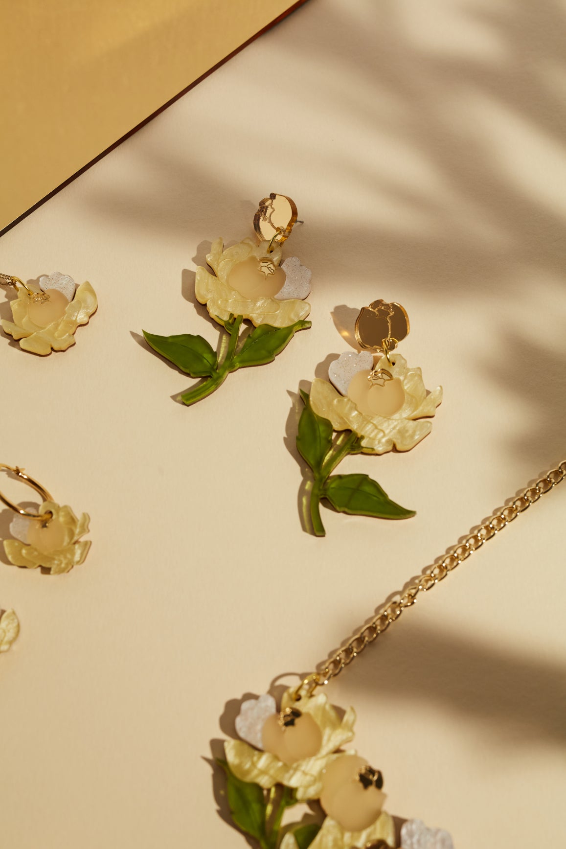 Boucles d'oreilles déclaration feuille de pivoine, jaune