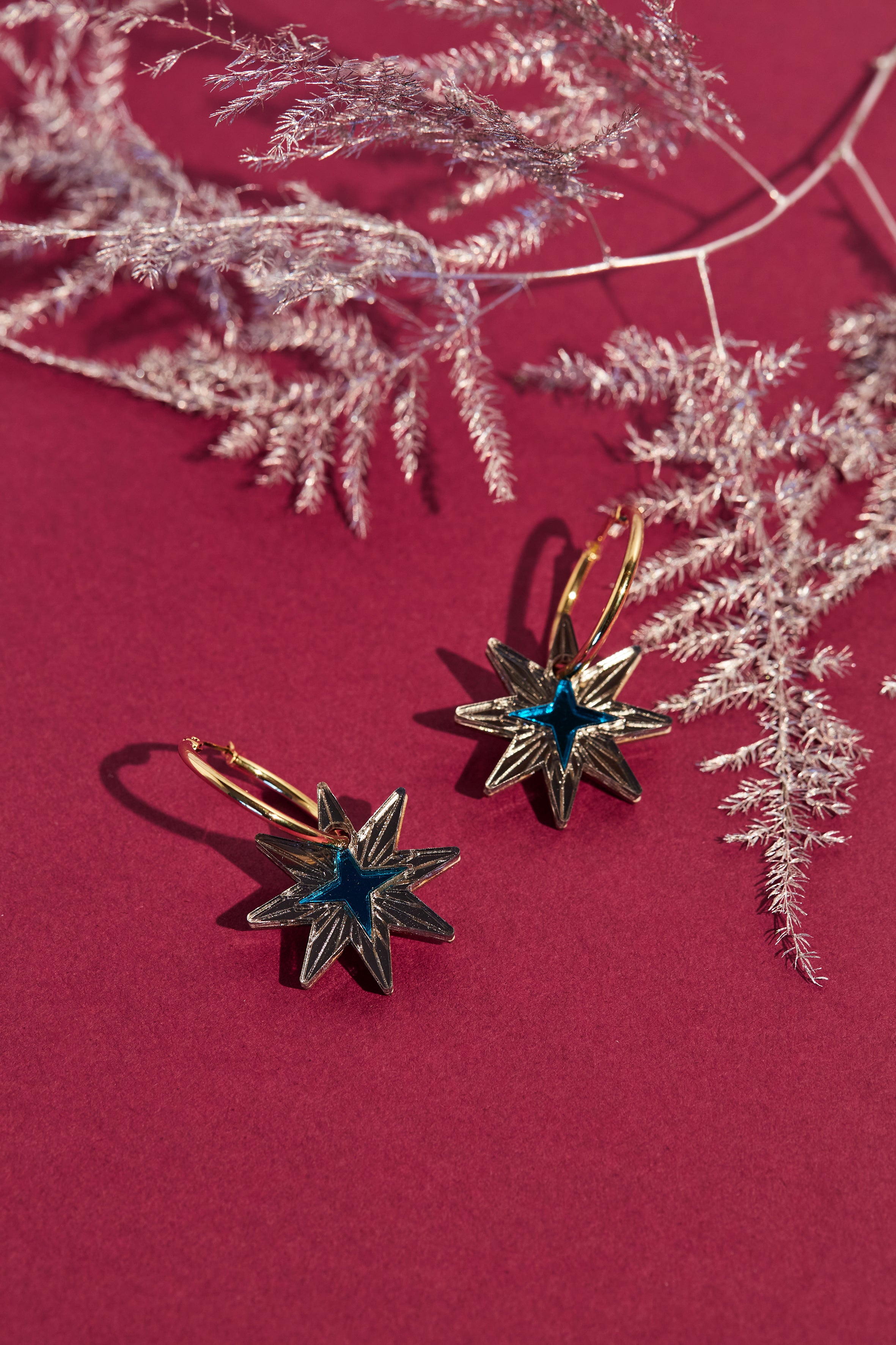 Boucles d'oreilles créoles incrustées d'étoiles, vert