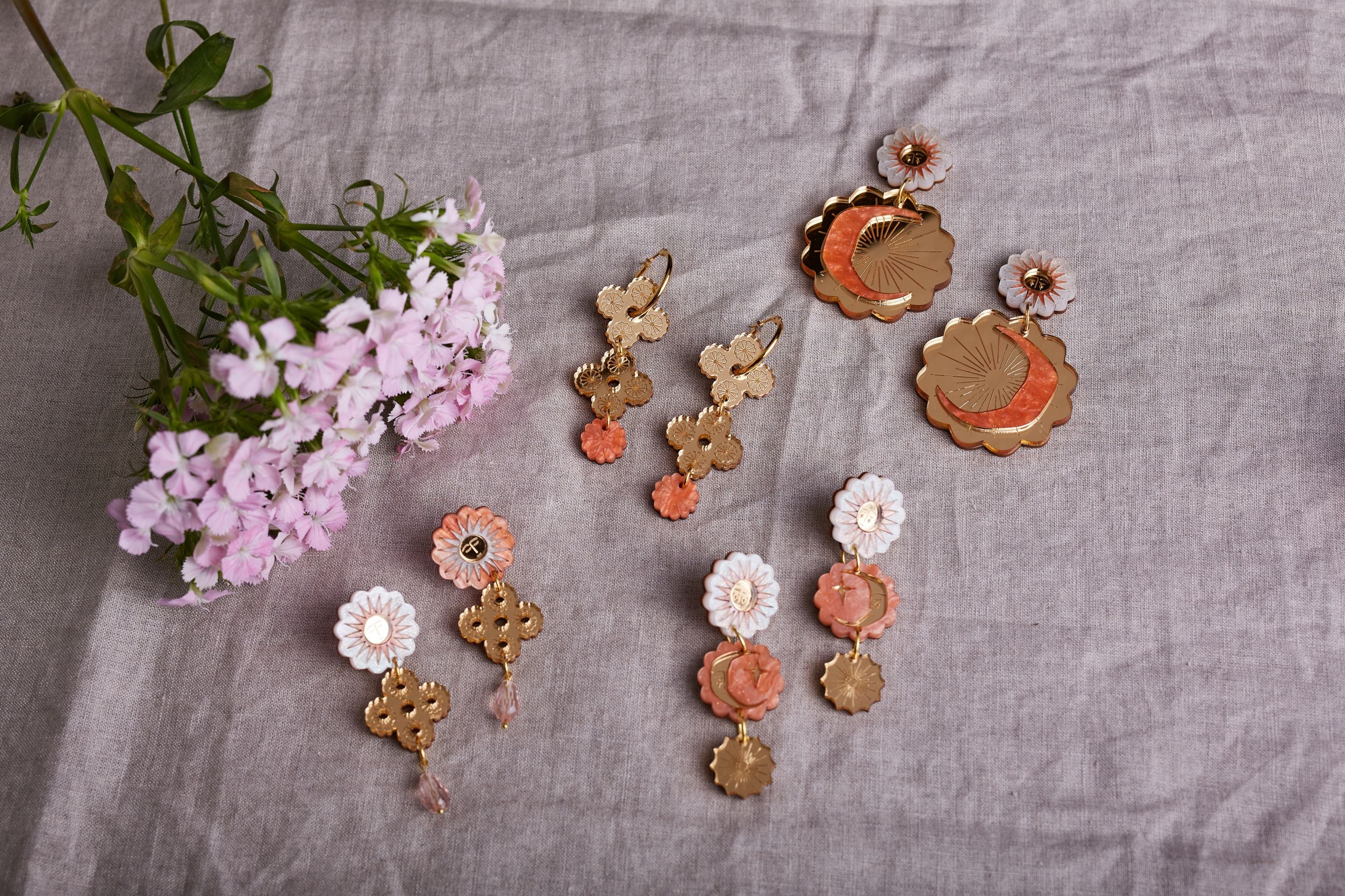 Boucles d'oreilles célestes Tudor Stud - Pêche
