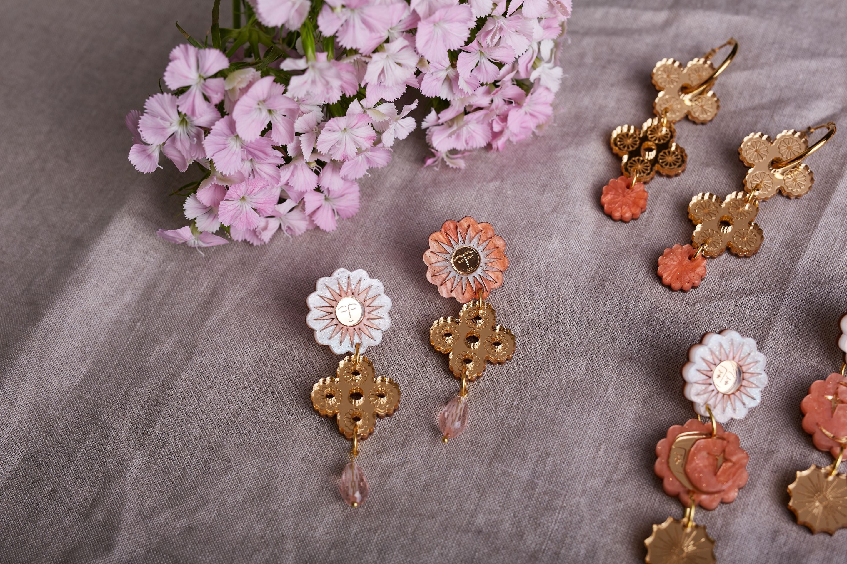 Boucles d'oreilles célestes Tudor Stud - Pêche