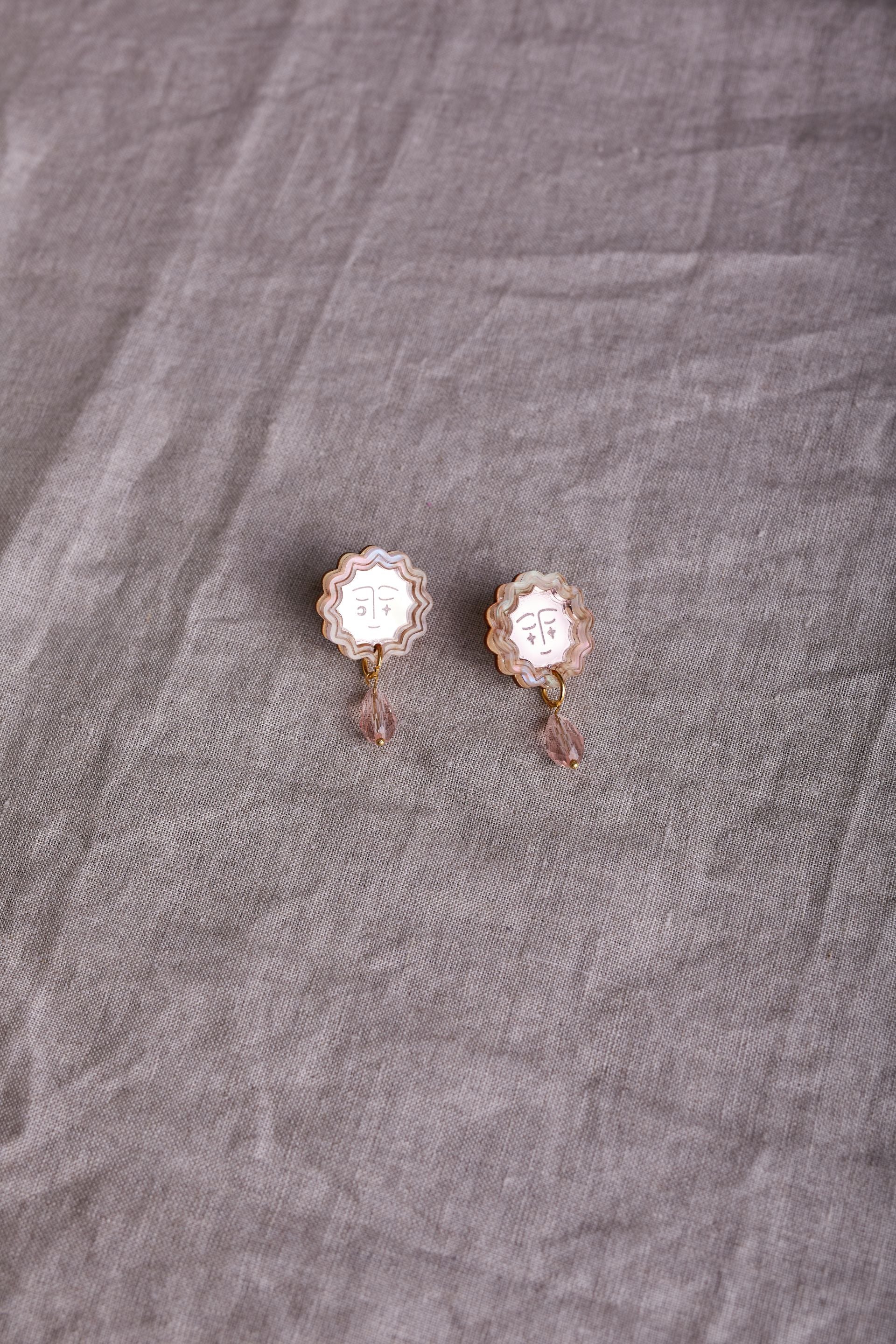 Boucles d'oreilles clous festonnées visage soleil