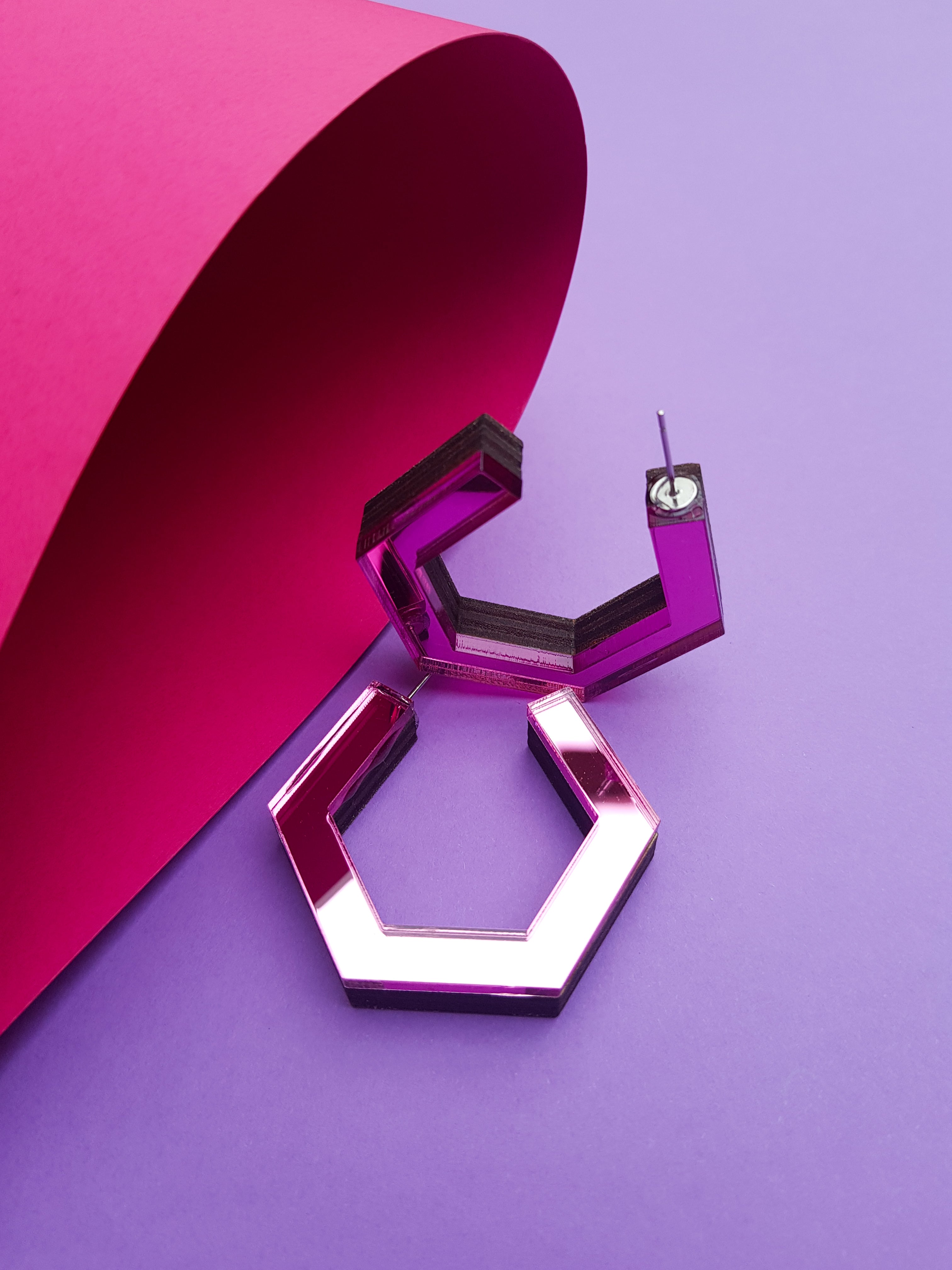 Créoles roses à plis hexagonaux et plexiglas