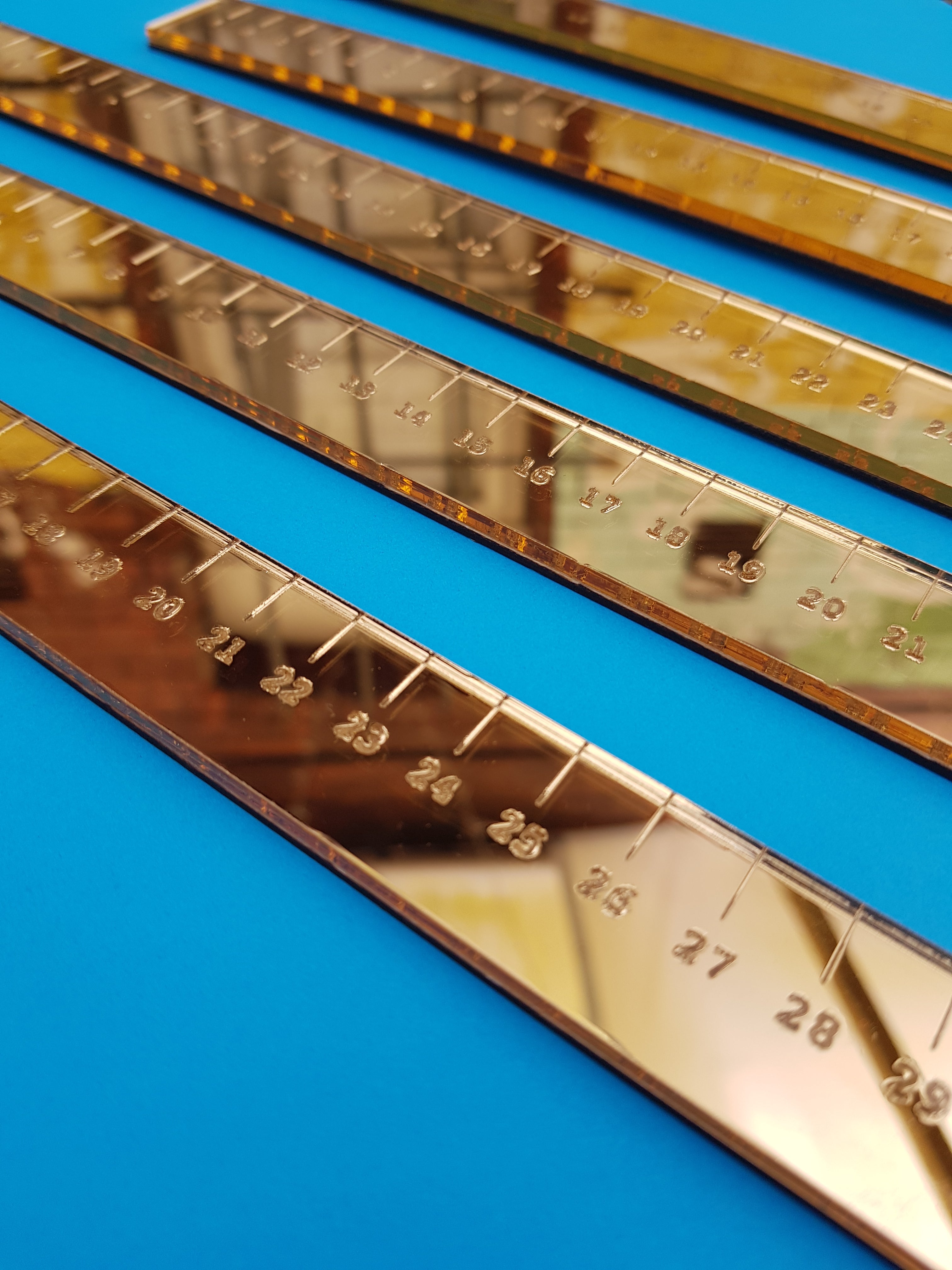 Règle de 30 cm en perspex doré découpé au laser