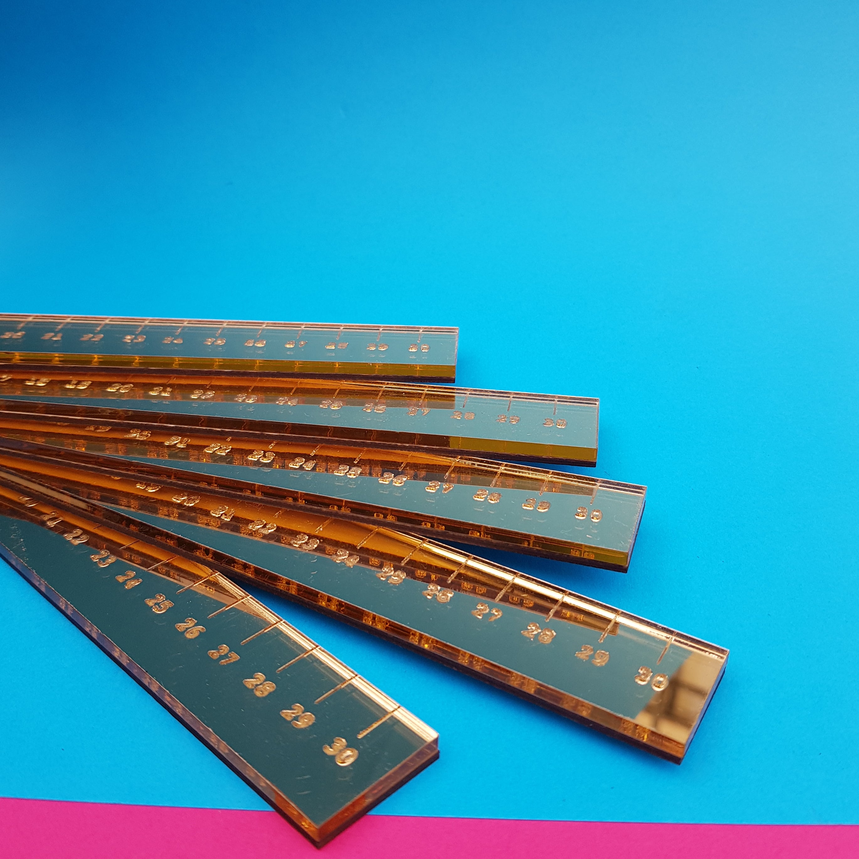 Règle de 30 cm en perspex doré découpé au laser