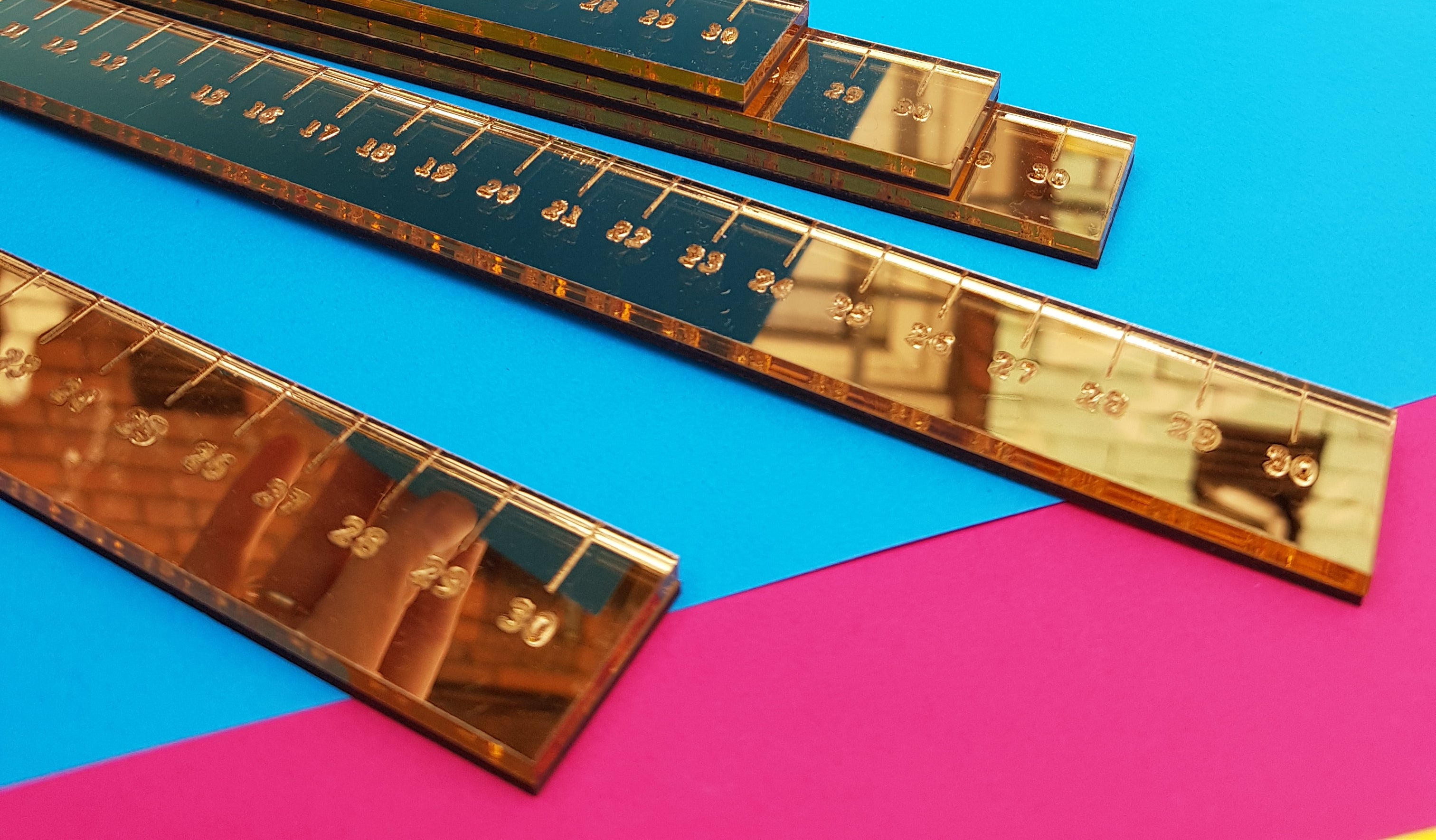 Règle de 30 cm en perspex doré découpé au laser
