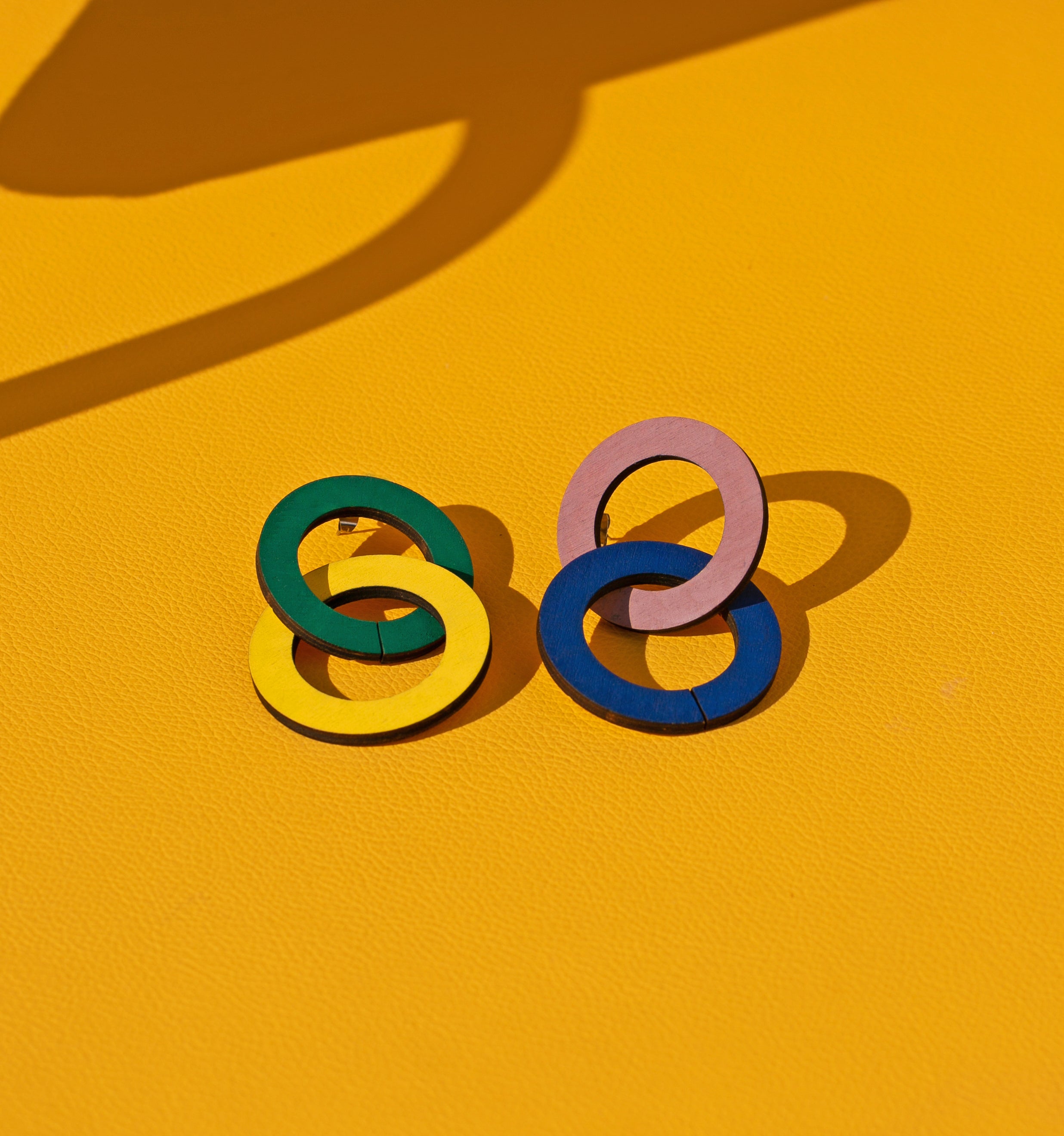 Boucles d'oreilles multicolores à double créole
