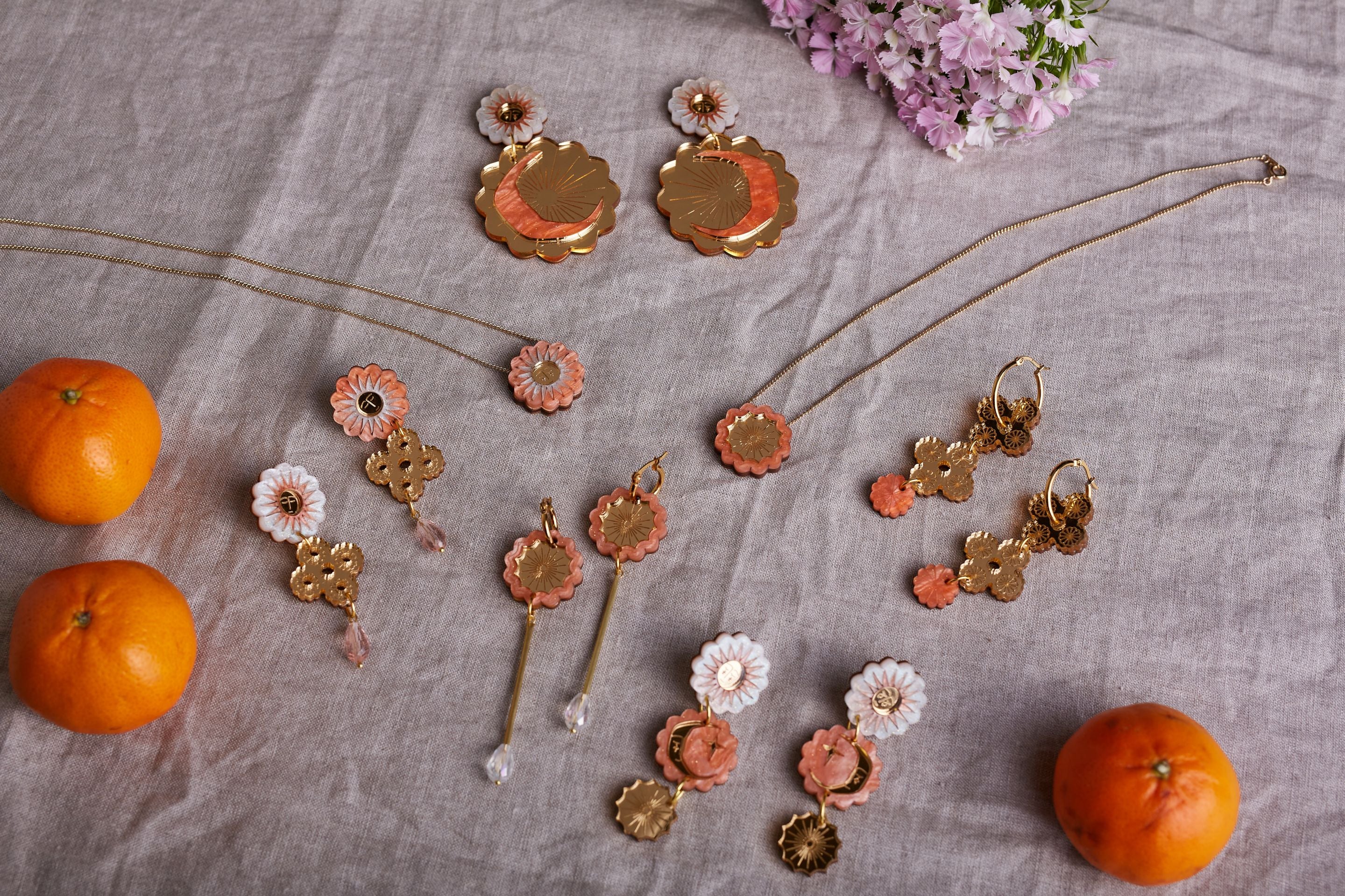 Boucles d'oreilles célestes Tudor Stud - Pêche