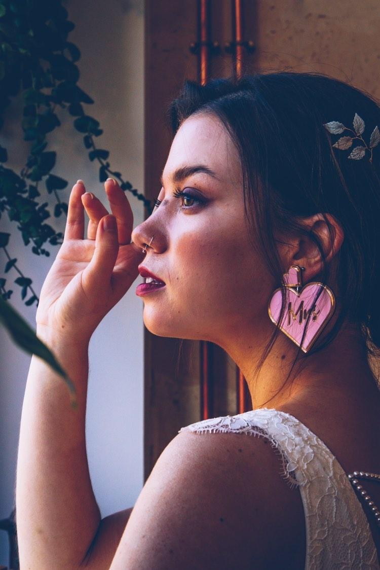 Boucles d'oreilles coeur découpées au laser avec slogan personnalisé