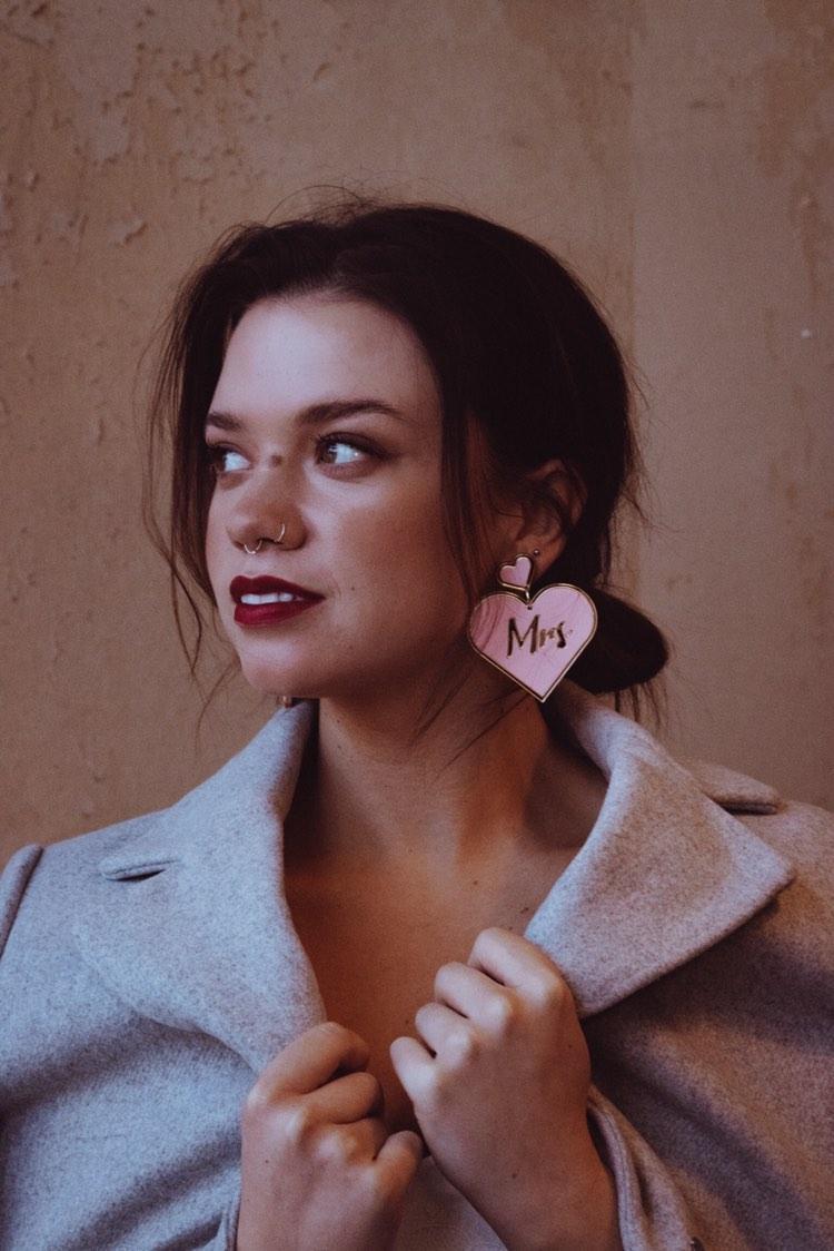 Boucles d'oreilles coeur découpées au laser avec slogan personnalisé