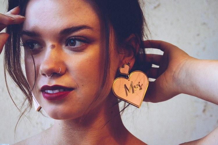 Boucles d'oreilles coeur découpées au laser avec slogan personnalisé