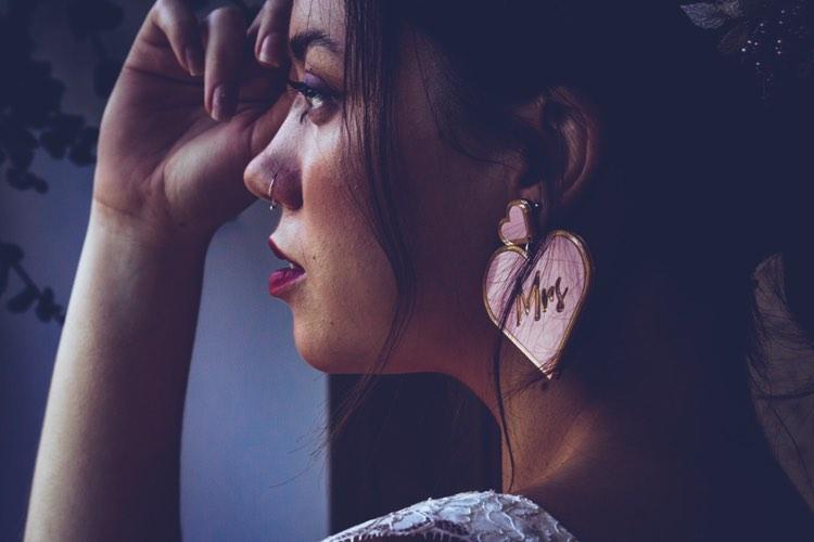 Boucles d'oreilles coeur découpées au laser avec slogan personnalisé