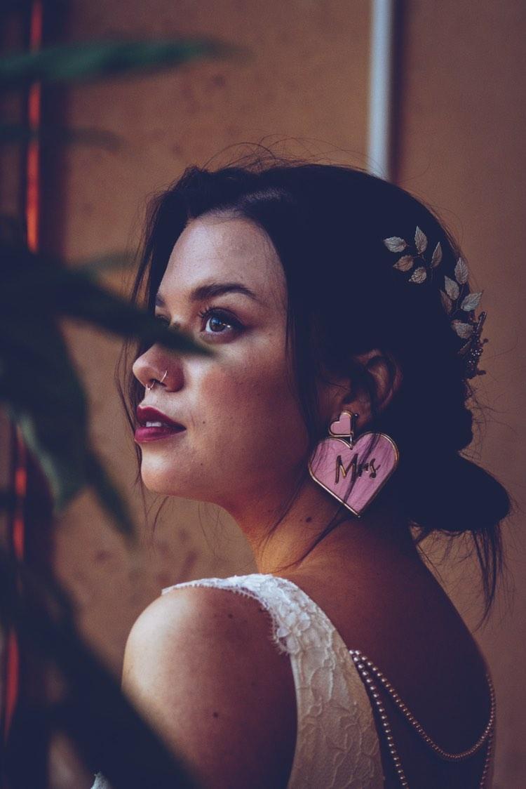 Boucles d'oreilles coeur découpées au laser avec slogan personnalisé