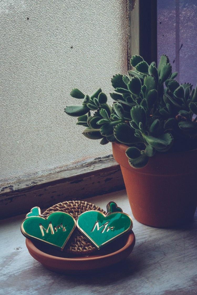 Boucles d'oreilles coeur découpées au laser avec slogan personnalisé