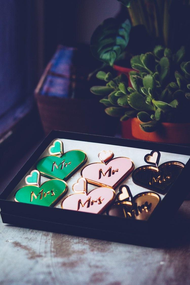 Boucles d'oreilles coeur découpées au laser avec slogan personnalisé
