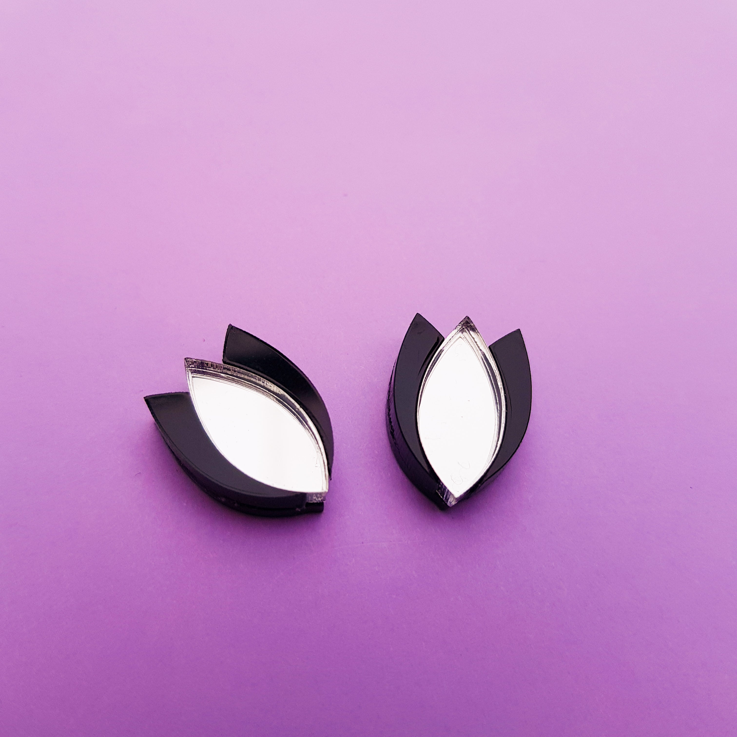 Dahlia Stud Earrings (silver/black)