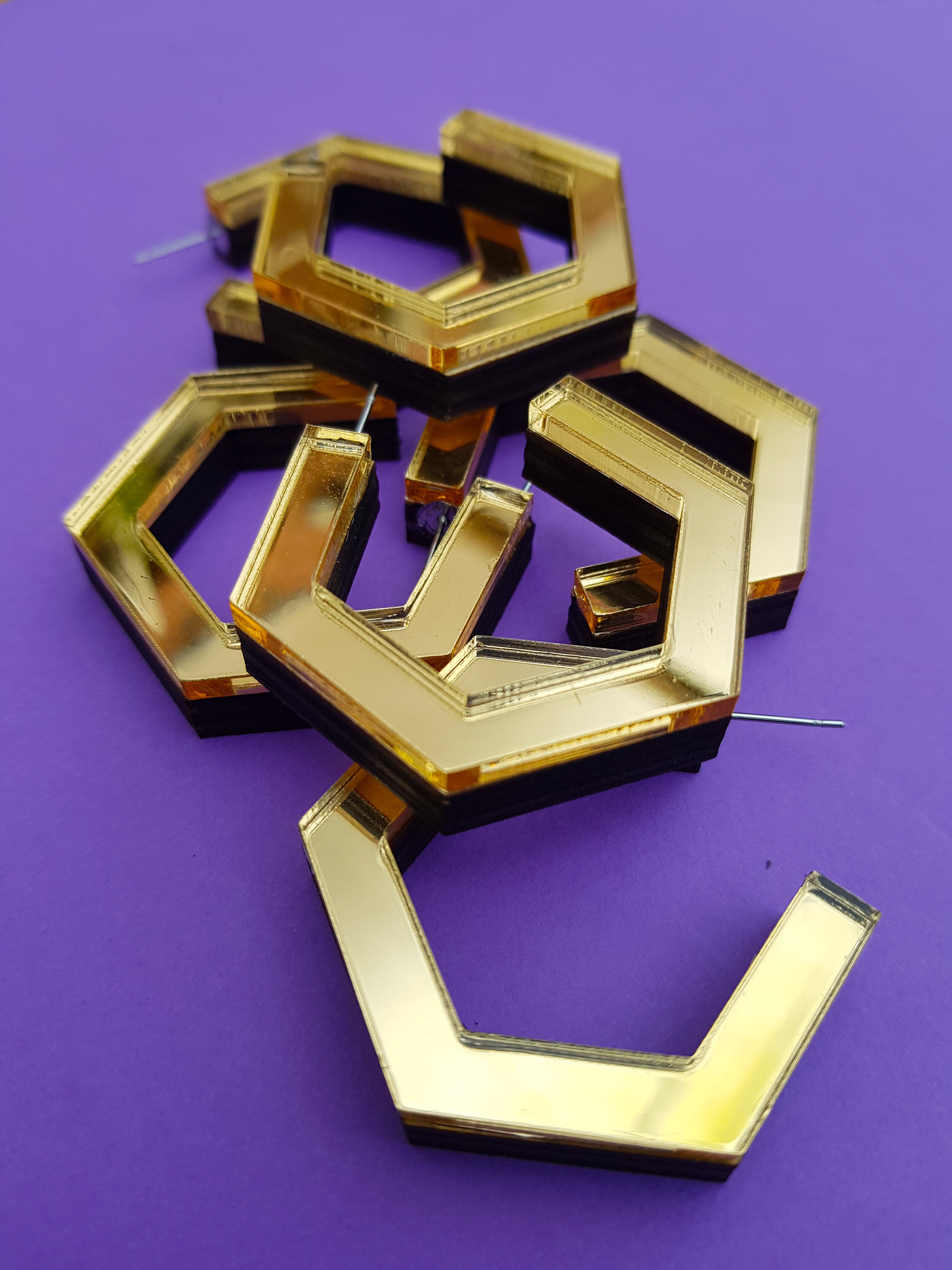 Boucles d'oreilles créoles dorées à plis hexagonaux et plexiglas